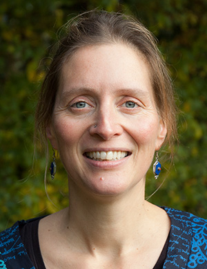 Linda Rood balanceren op een boomstam