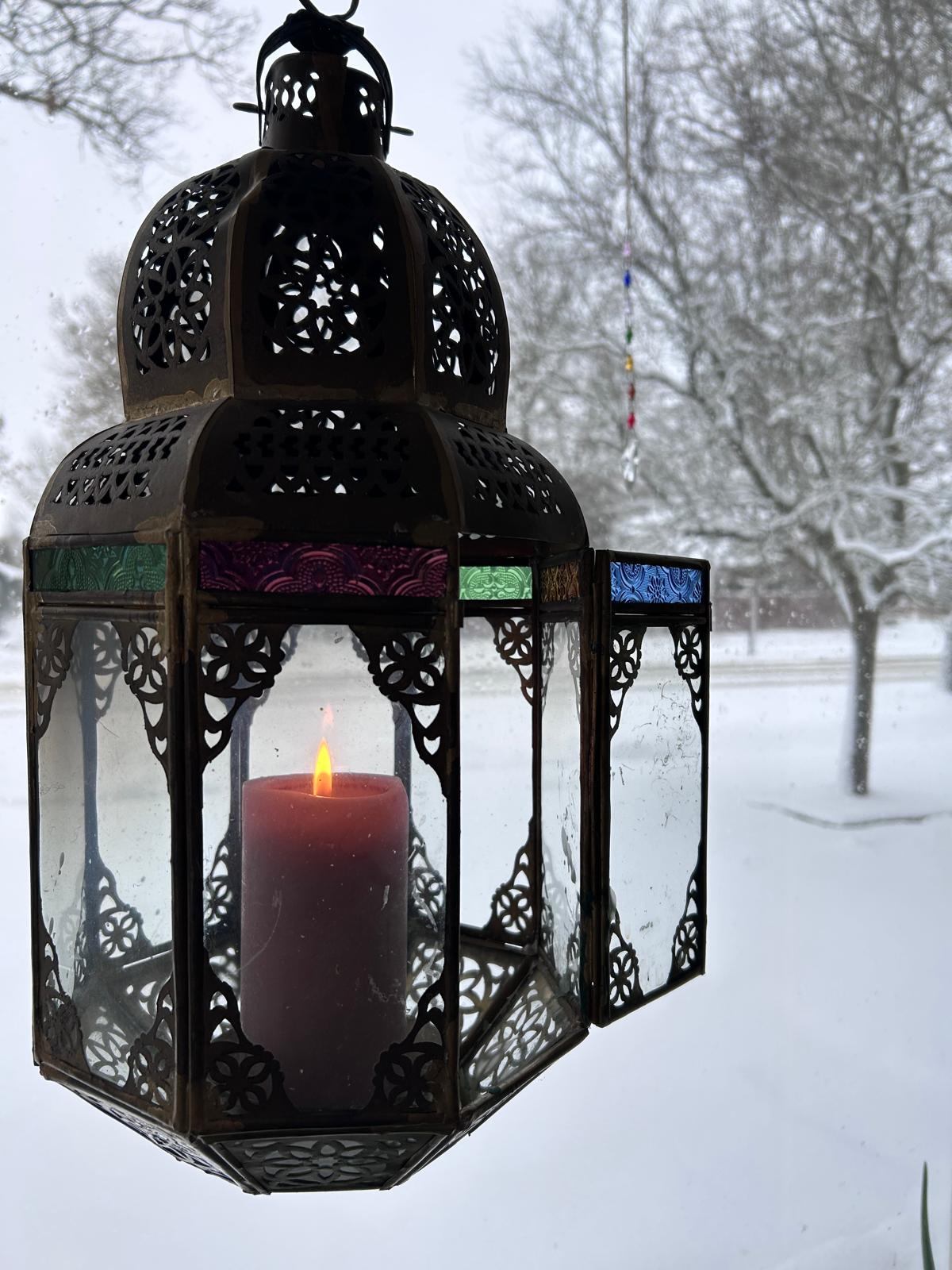 Foto van Samira Ahale, kandelaar met kaars in de sneeuw